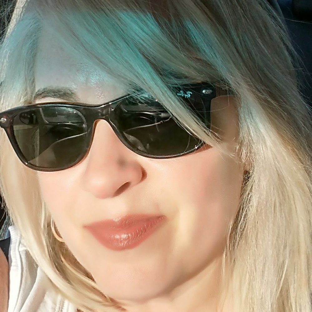 Meet your Posher, Elizabeth